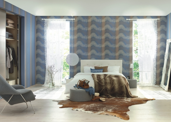 Дизайн интерьера спальни в синем цвете с узорами. Обои Rasсh. Ламинат Witex
