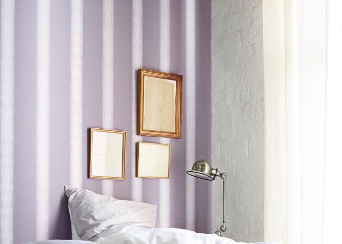 Дизайн интерьера небольшой уютной спальни в сиреневом цвете. Обои фирмы Esprit