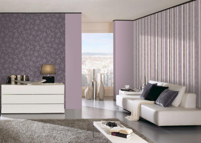 Дизайн интерьера стильной гостиной в сиреневом цвете. Обои P+S. Ламинат Witex