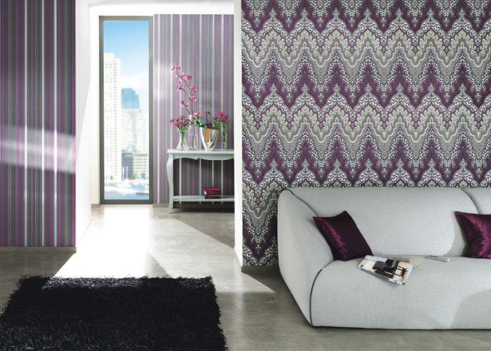 Дизайн интерьера модной современной гостиной в сиреневом цвете. Обои фирмы Rasсh. Ламинат Pergo