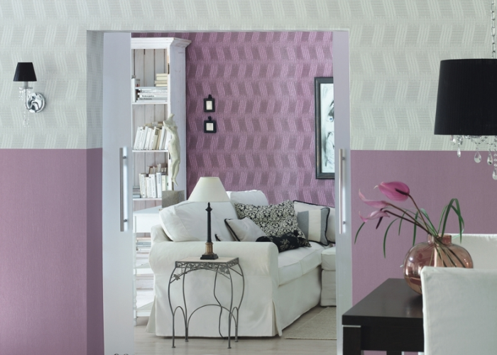 Дизайн интерьера просторной стильной гостиной в сиреневом цвете. Обои Rasсh. Ламинат Witex