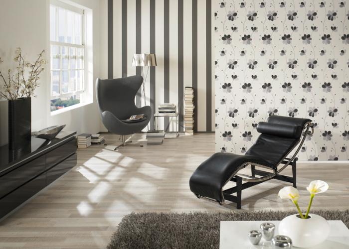 Дизайн интерьера стильной модной гостиной в черно-белом цвете. Обои фирмы P+S. Ламинат Classen