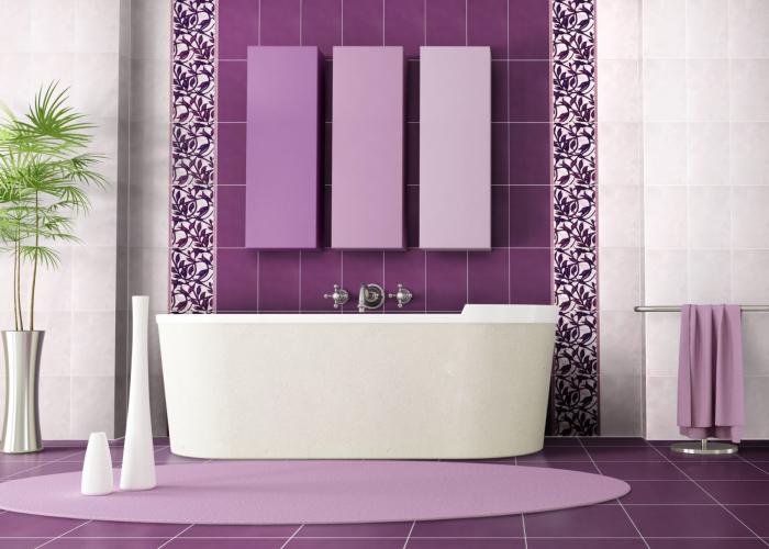 Интересный дизайн ванной комнаты в ярком лиловом цвете. Плитка для ванной Атем. Коллекция Liana
