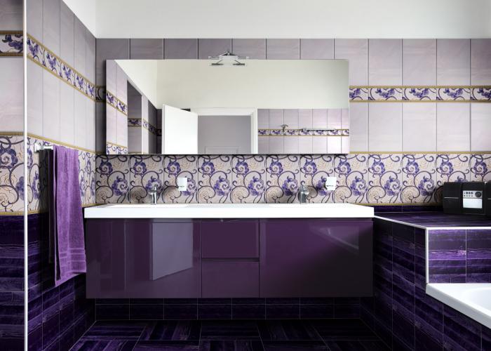 Дизайн ванной комнаты в стильном ярко-сиреневом исполнении. Плитка для ванной Атем