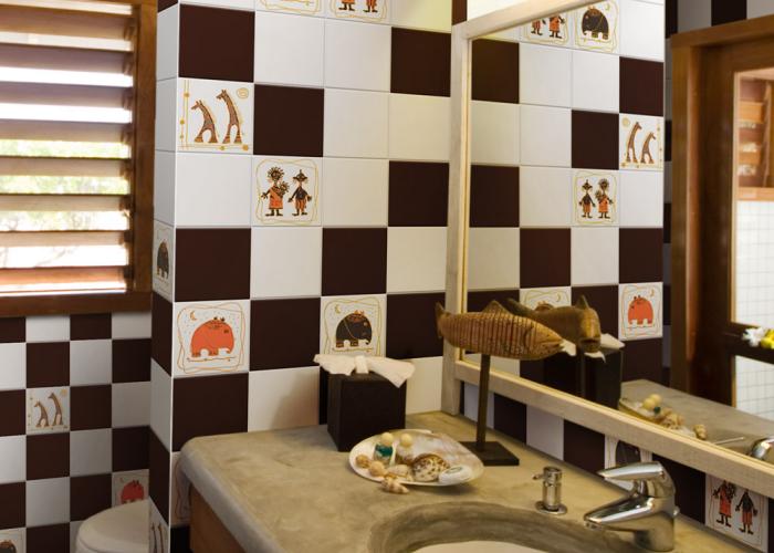 Дизайн необычного интерьера ванной комнаты с декором. Плитка для ванной Атем
