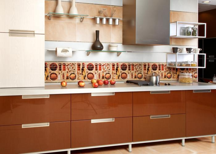 Дизайн классического интерьера кухни в коричневом цвете. Плитка Atem. Коллекция Inaya